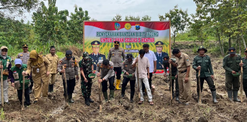 Polres Jombang Turun ke Sawah, 1 Kwintal Bibit Jagung Disalurkan untuk Dongkrak Produksi Pangan di Kudu