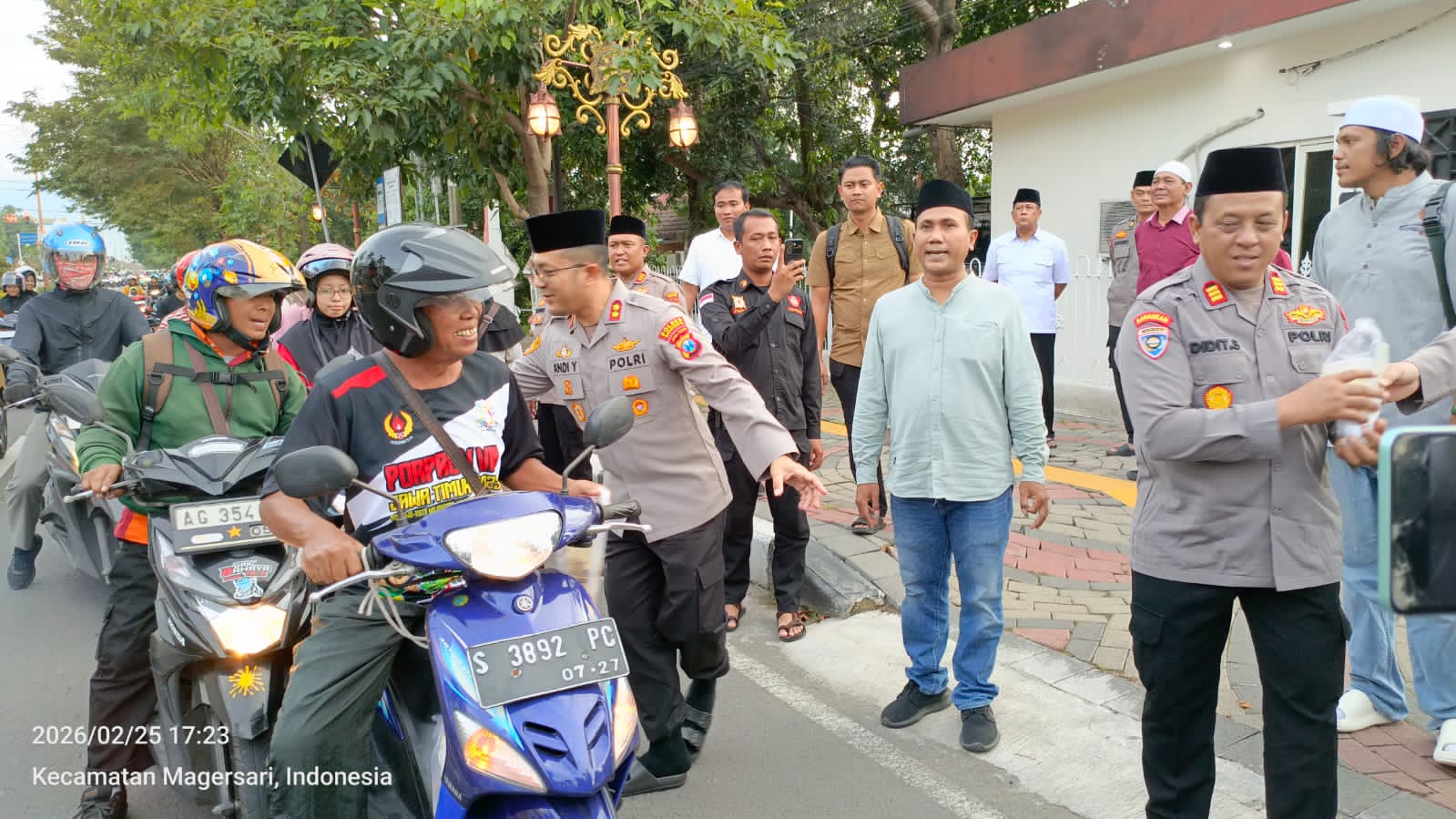 Ramadan Perdana di Rumah Dinas, Kapolres Mojokerto Bagikan Takjil dan Santuni Anak Yatim