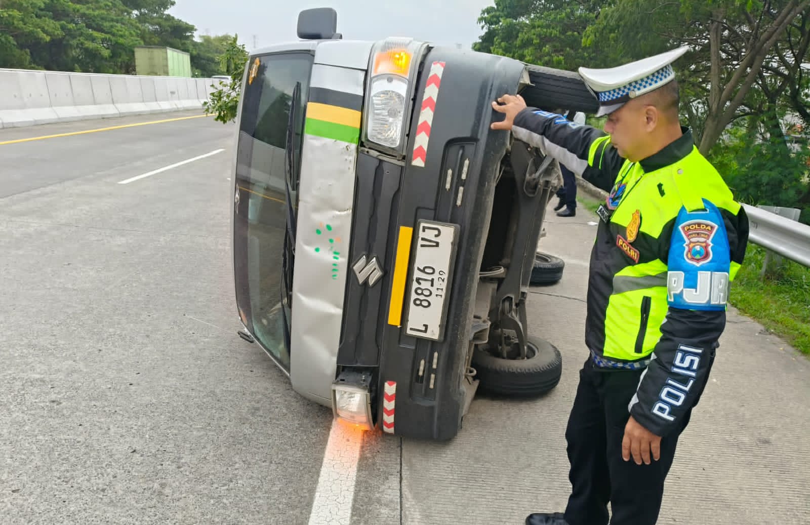 Pecah Ban di KM 732 Tol SuMo, Pickup Bermuatan Triplek Tabrak Median dan Terguling