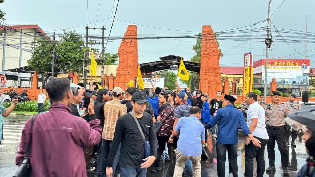 Diguyur Hujan Saat Ramadan, PMII Mojokerto Desak Polres Tindak Tegas Tambang Ilegal Dekat SUTET Jawa–Bali