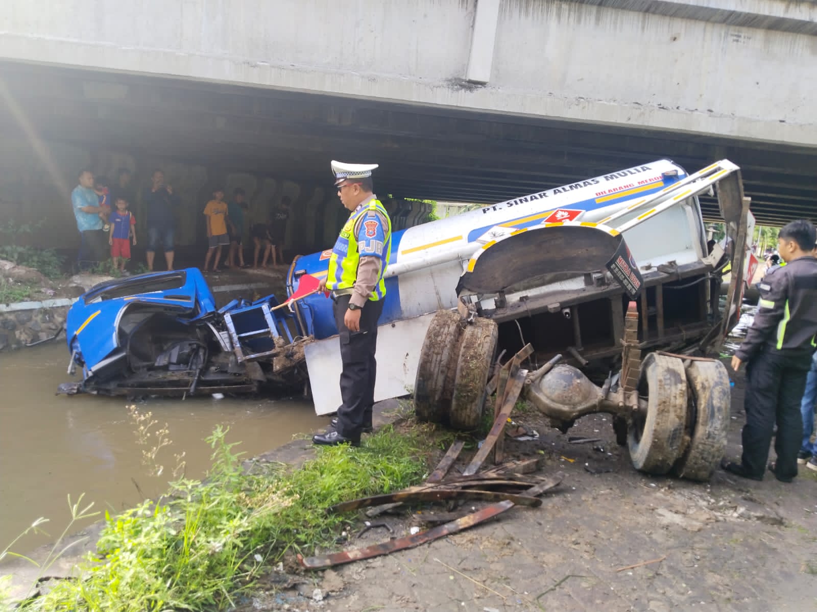 Diduga Sopir Mengantuk, Truk Tangki Solar Terjun ke Sungai di Tol Jombang–Mojokerto