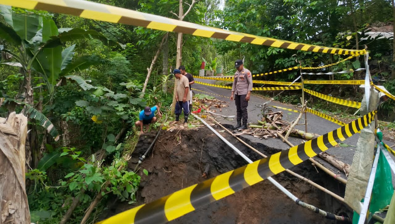 Bahu Jalan Penghubung Desa di Tempursari Longsor, Polres Lumajang Pasang Police Line