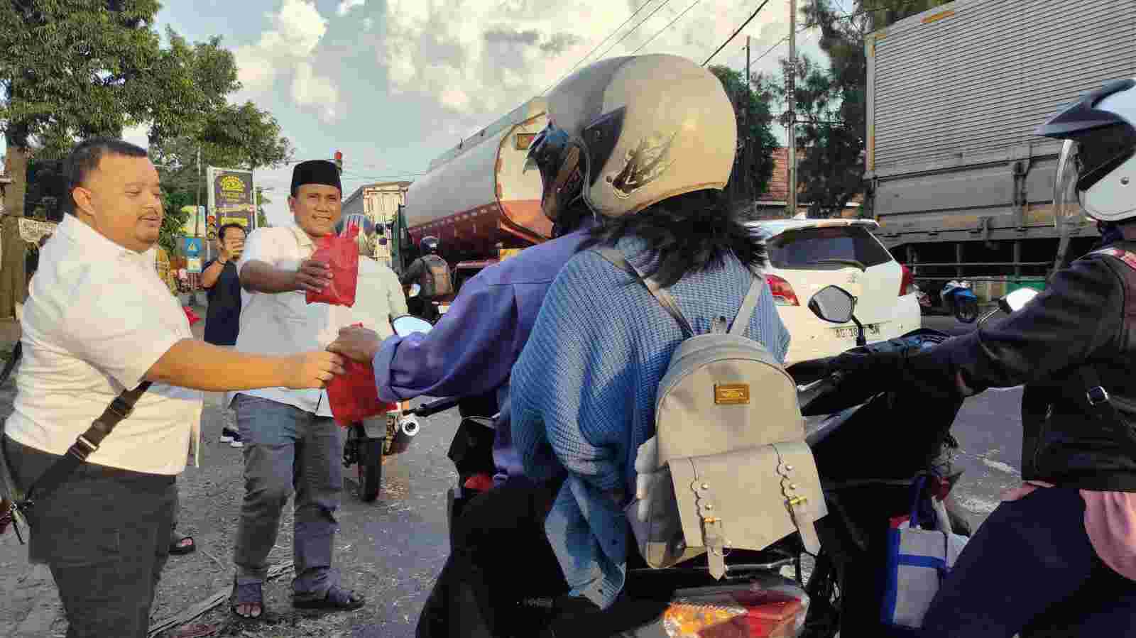 Berbagi di Persimpangan Mojosari, PT Athariz Building dan PWI Mojokerto Tebar 500 Takjil