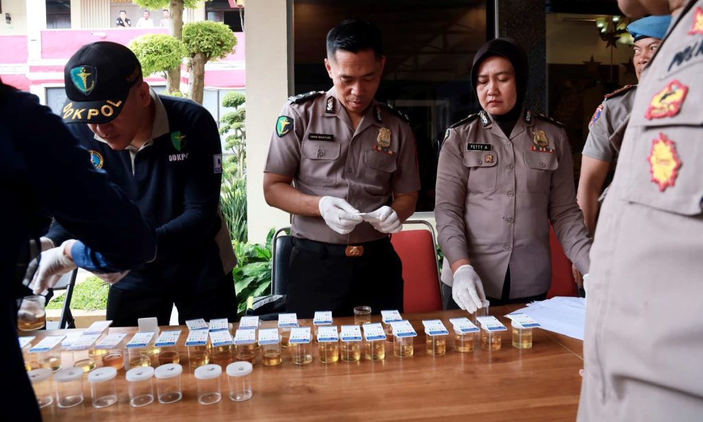 Pimpinan Polres Jember Jalani Tes Urine Mendadak, Tegaskan Komitmen Bersih dari Narkoba