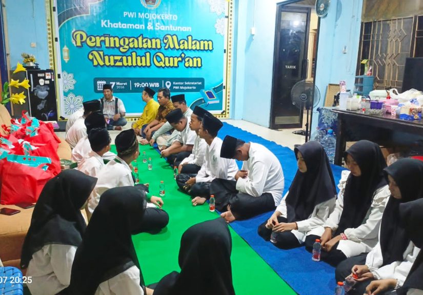 Momentum Nuzulul Qur’an, PWI Mojokerto Berbagi dengan Santri dan Gelar Khataman