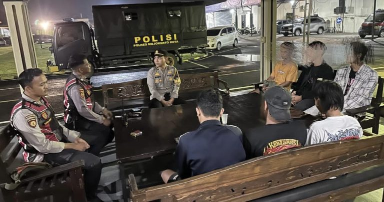 Laporan Warga ke Call Center 110 Berujung Penangkapan Enam Remaja Diduga Hendak Tawuran di Mojokerto
