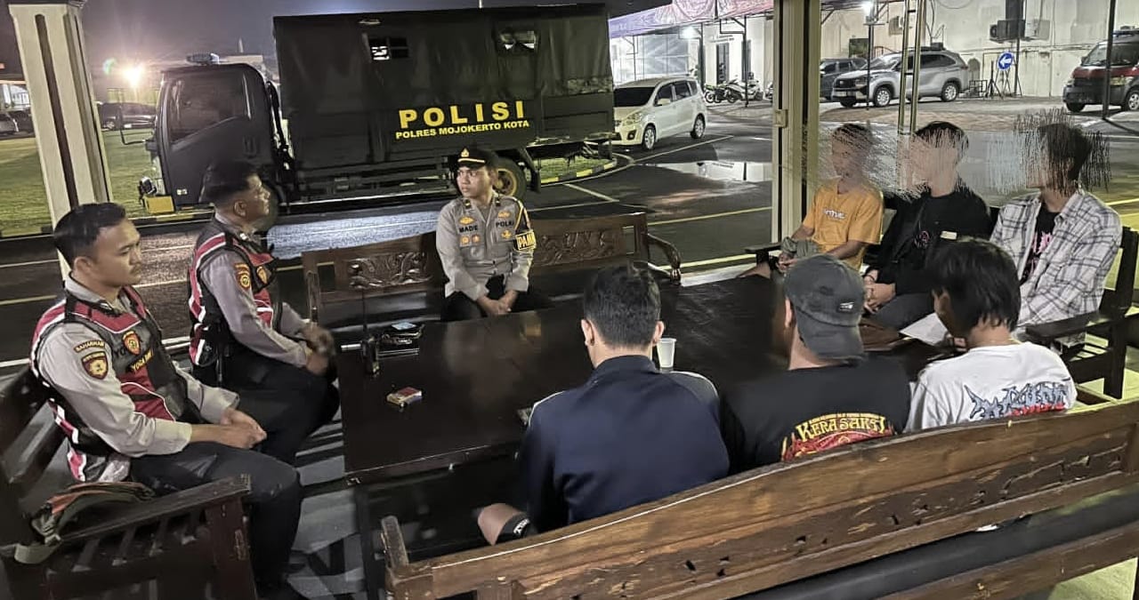 Laporan Warga ke Call Center 110 Berujung Penangkapan Enam Remaja Diduga Hendak Tawuran di Mojokerto