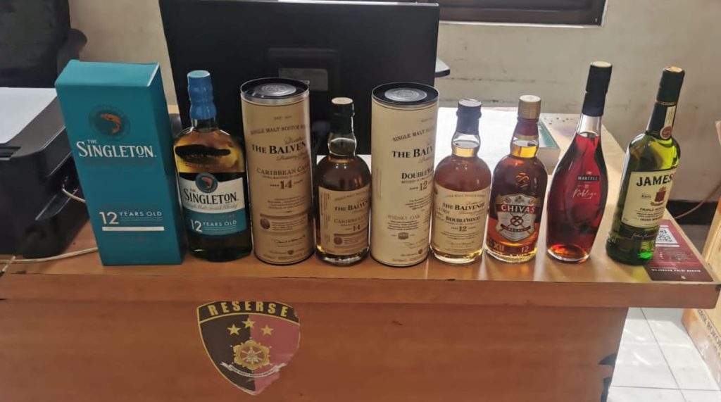 Polisi Gerebek Penjualan Miras Ilegal di Lakarsantri Surabaya, Seorang Penjual Diamankan