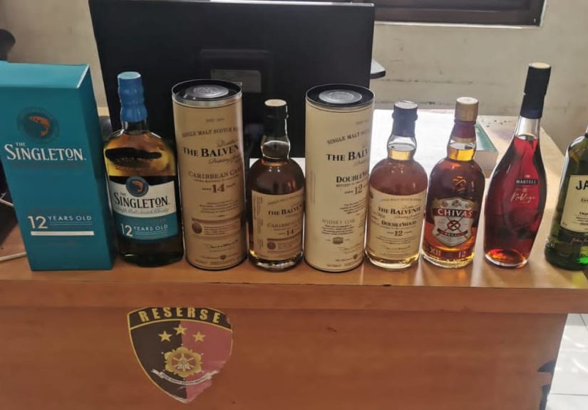 Polisi Gerebek Penjualan Miras Ilegal di Lakarsantri Surabaya, Seorang Penjual Diamankan