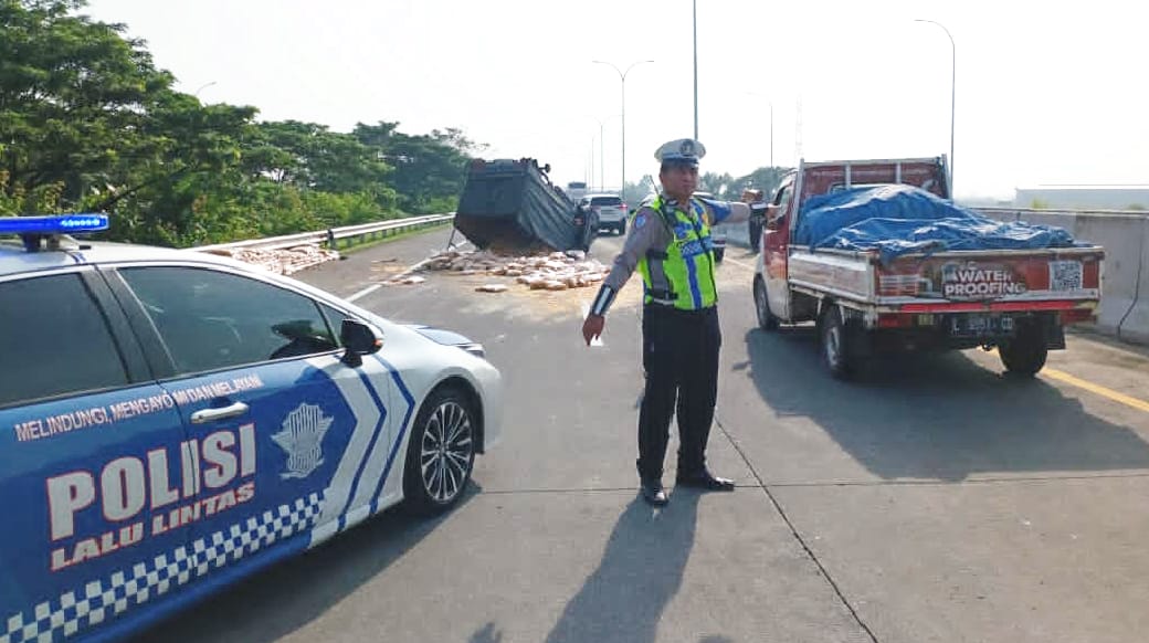 Ban Belakang Terlepas, Grandmax Pikap Bermuatan Snack Terguling di Tol Surabaya–Mojokerto Km 729