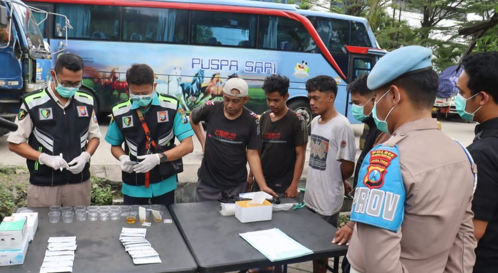 Jelang Mudik Lebaran, Polisi Tes Urine Puluhan Sopir Truk dan Bus di Pelabuhan Tanjung Perak