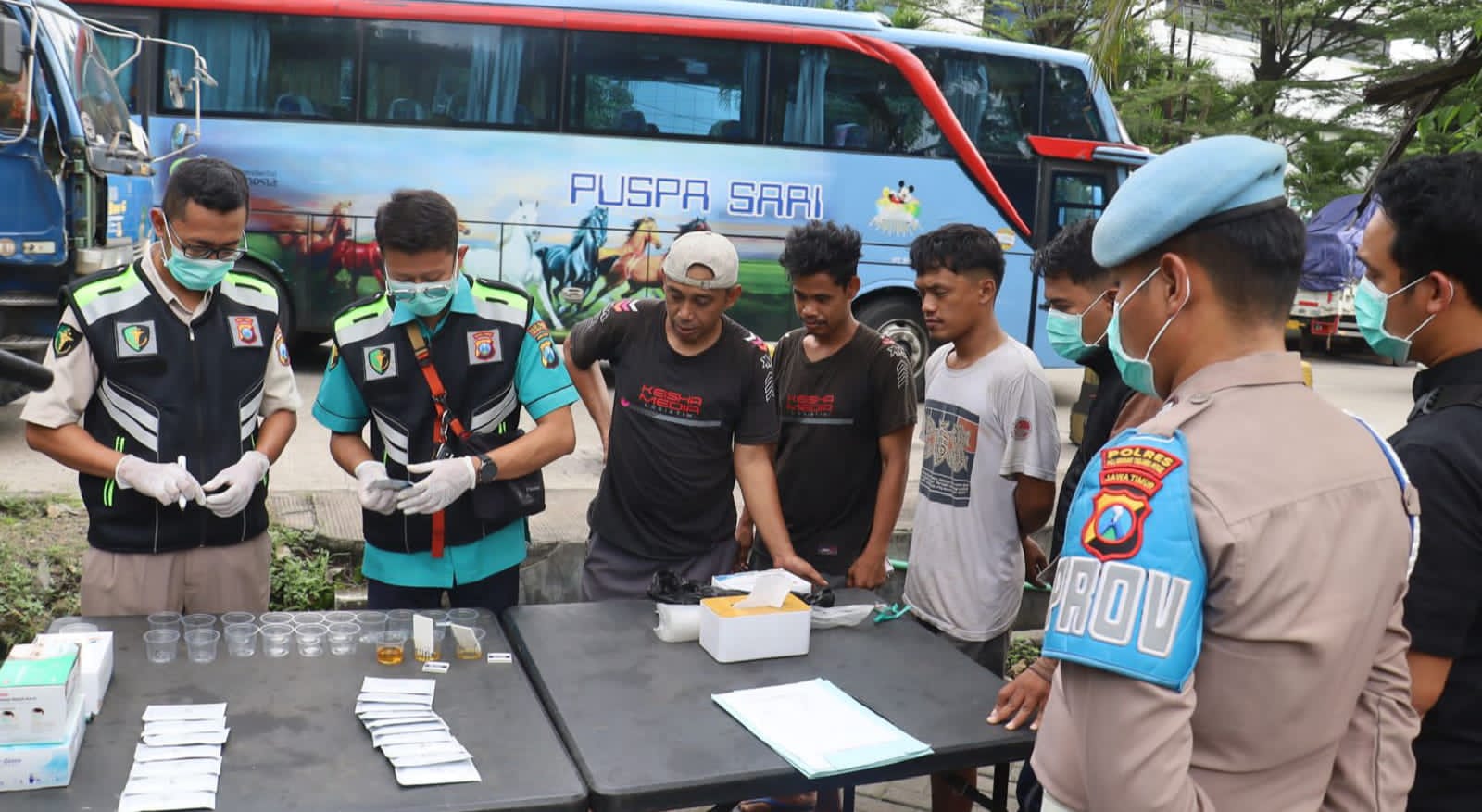 Jelang Mudik Lebaran, Polisi Tes Urine Puluhan Sopir Truk dan Bus di Pelabuhan Tanjung Perak
