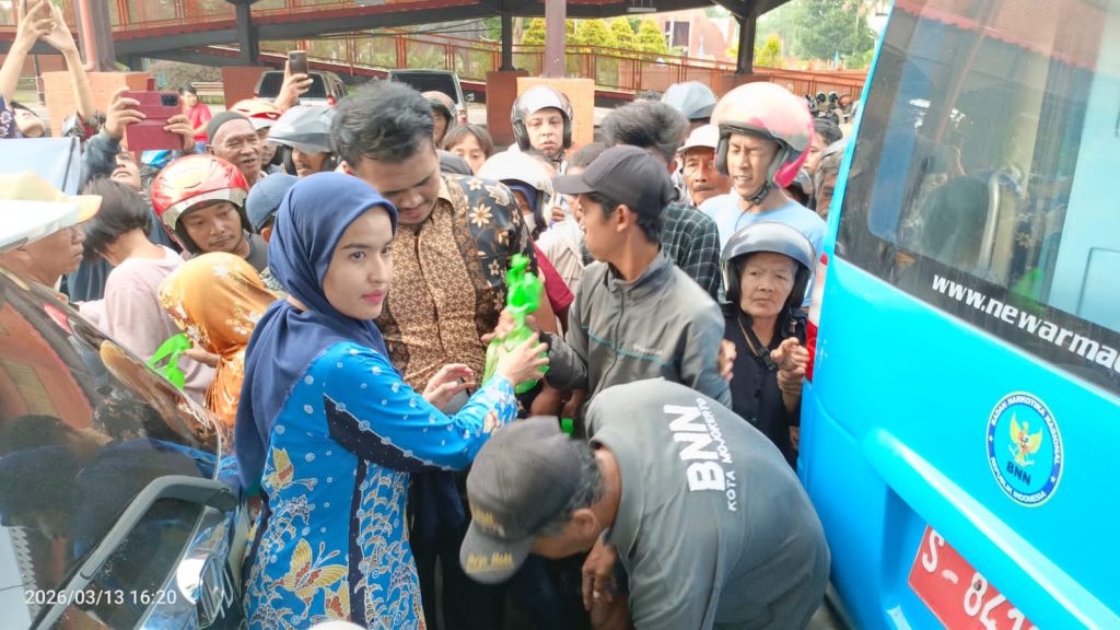 BNN dan PWI Mojokerto Manfaatkan Ramadan untuk Kampanye Anti Narkoba Lewat Aksi Berbagi Takjil