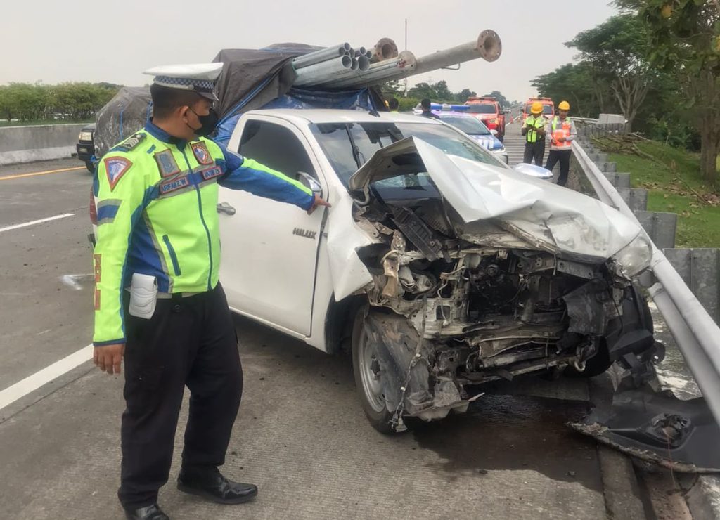 Pikap Bermuatan Besi Alami Pecah Ban di Tol Jomo, Satu Penumpang Luka Berat