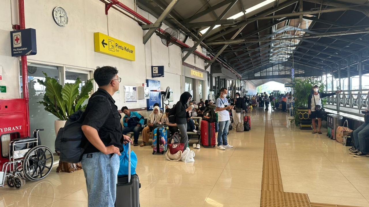 Stasiun Mojokerto Layani Ribuan Penumpang Saat Angkutan Lebaran, KAI Pastikan Layanan Optimal