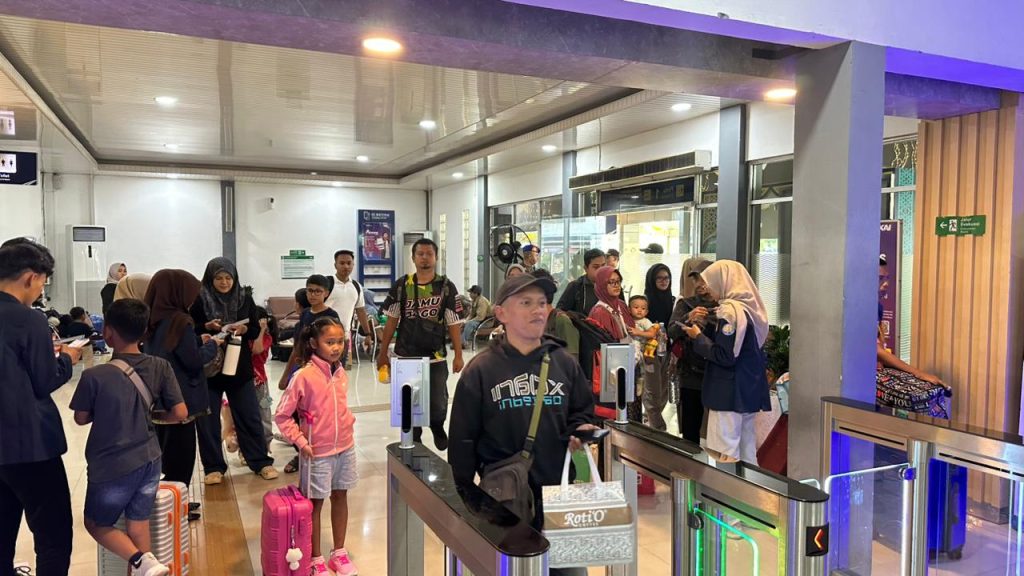 Pergerakan Penumpang KAI Daop 8 Surabaya Tembus 42 Ribu Orang, Tiket Lebaran Terjual 68 Persen
