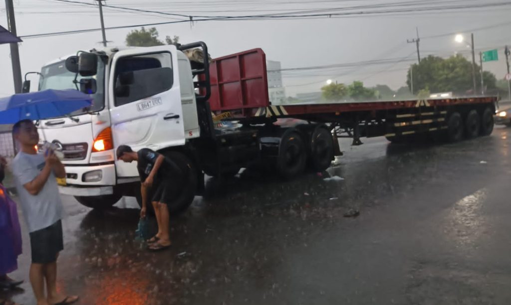 Motor Tersenggol Truk Saat Belok ke Ring Road Mojoagung, Dua Perempuan Tewas di Tempat