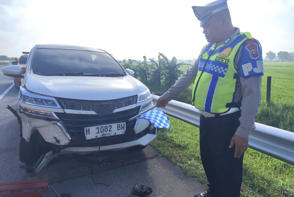 Diduga Microsleep, Avanza Oleng dan Hantam Pembatas Tol di KM 676