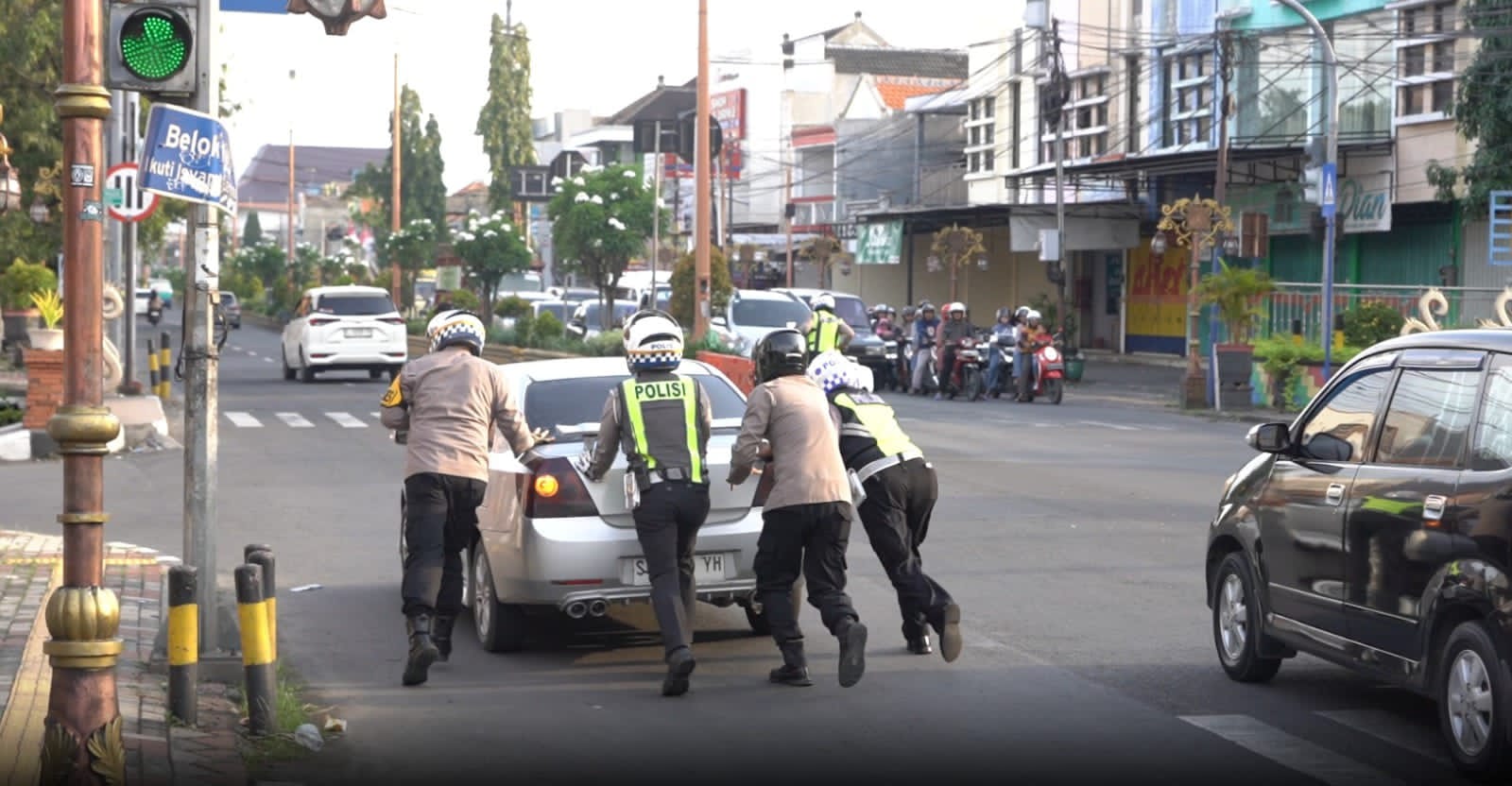 Mobil Pemudik Mogok di Simpang Empat Pemuda, Kapolres Mojokerto Kota Turun Tangan Dorong Kendaraan