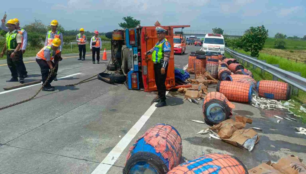 Diduga Pecah Ban, Truk Pengangkut Ikan Terguling di Tol Jomo