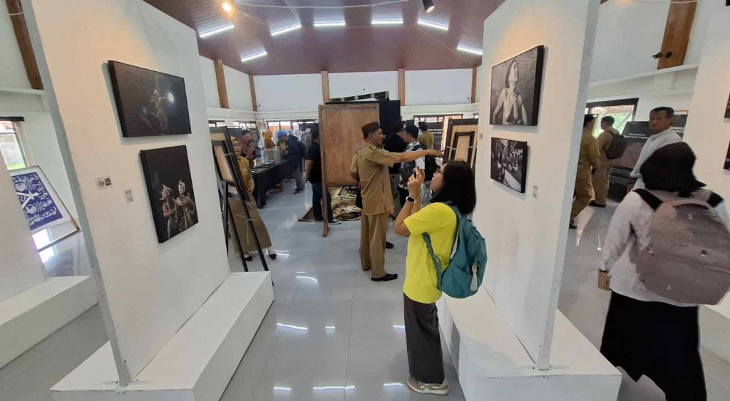 Pameran “Cagar Budaya, Aksaragata, dan Seni Visual” Dibuka di Jombang, Angkat Ludruk hingga Wayang Topeng