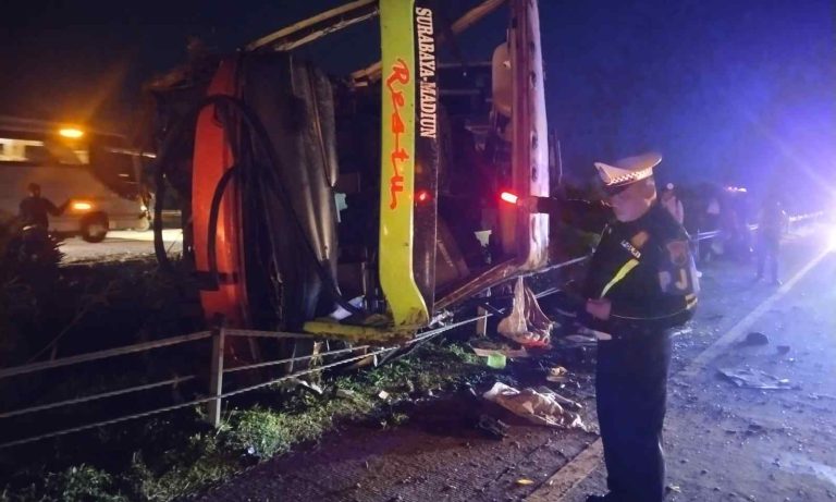 Diduga Selip Ban, Bus Restu Masuk Parit Tol Jombang–Mojokerto: 1 Tewas, Puluhan Penumpang Terluka, Sopir Kabur