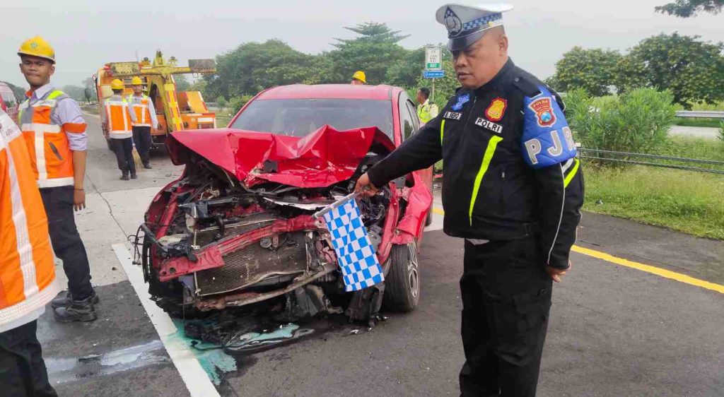 Pengemudi Honda HR-V Wanita Asal Riau Tabrak Truk Tangki di Tol Jombang–Mojokerto, Diduga Mengantuk