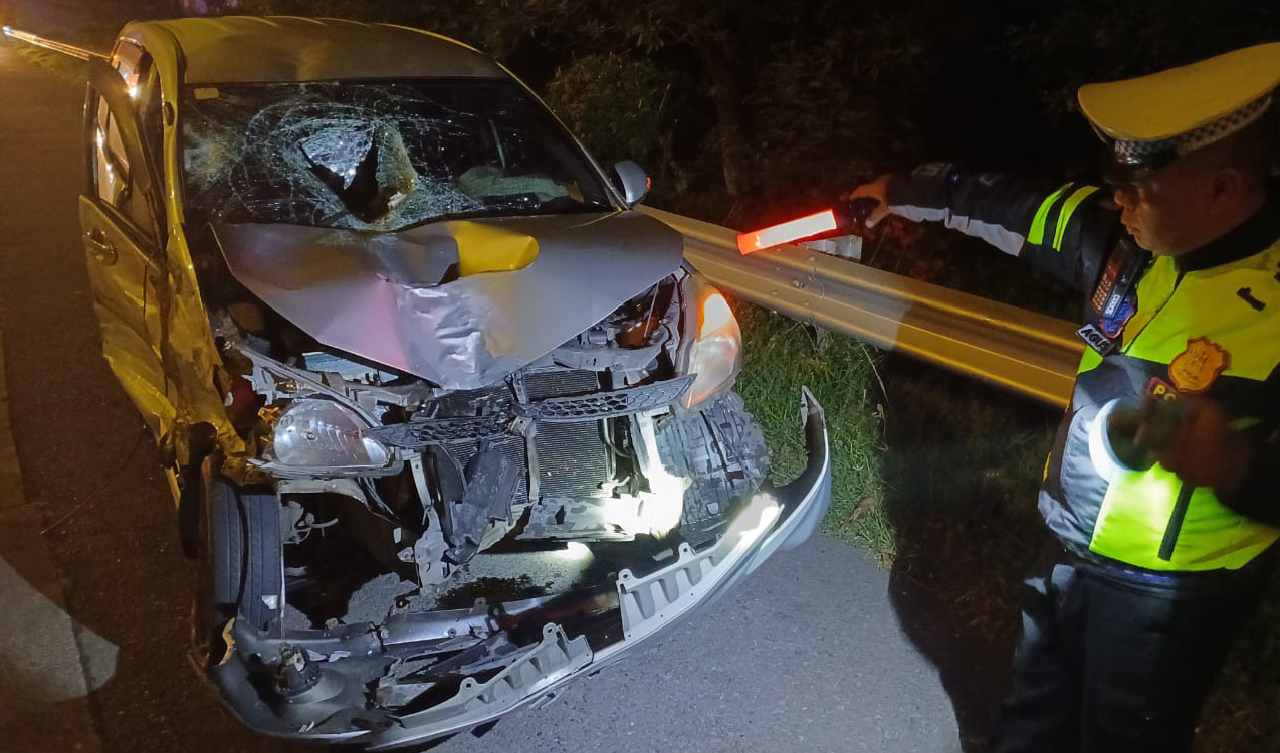 Truk Pecah Ban di Tol SuMo Picu Kecelakaan Ganda, Remaja 15 Tahun Tewas