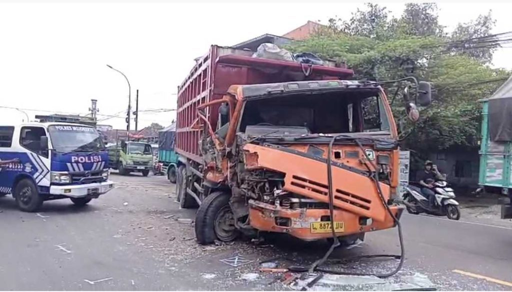 Tabrakan Beruntun Libatkan 4 Kendaraan di Bangsal Mojokerto, 4 Orang Terluka