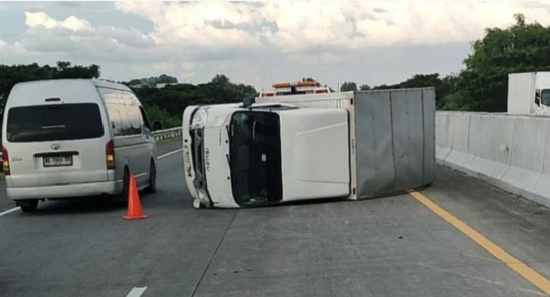 Ban Pecah di Tol Sumo, Isuzu Traga boks Terguling Melintang di Jalur Cepat