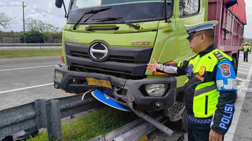 Diduga Ngantuk, Truk Muatan Pasir Seruduk Pembatas Tol di KM 678 Jombang–Mojokerto
