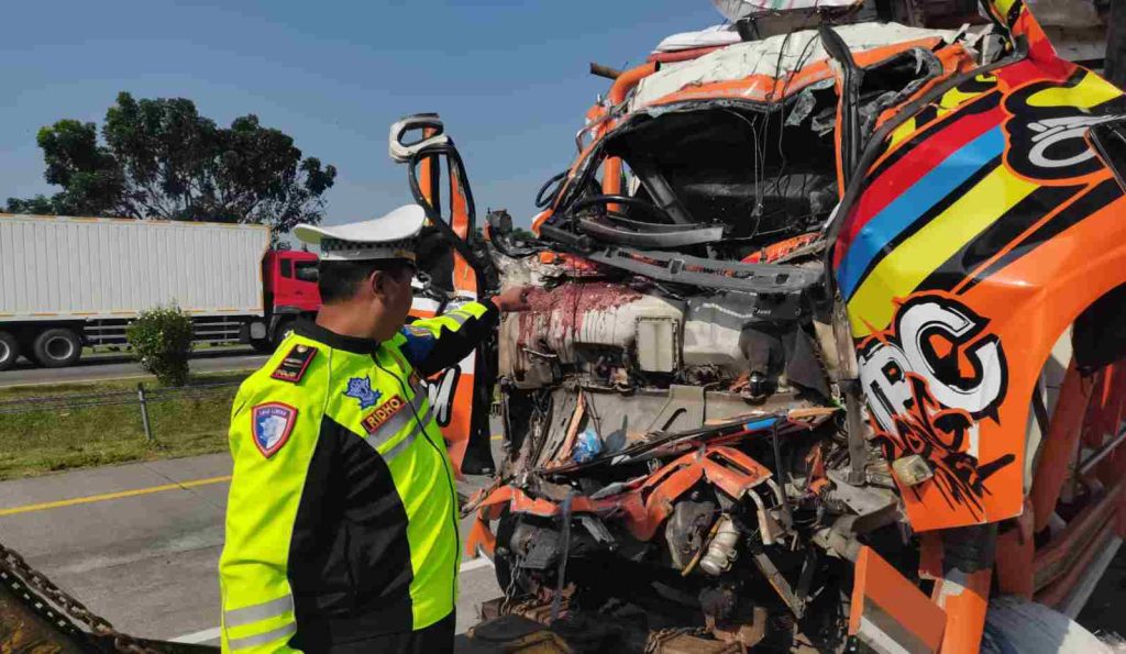 Tragedi Subuh di Tol Jomo, Sopir Ngantuk Picu Tabrakan Maut, Dua Tewas Seketika