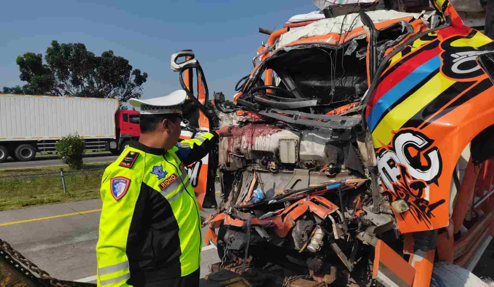 Tragedi Subuh di Tol Jomo, Sopir Ngantuk Picu Tabrakan Maut, Dua Tewas Seketika