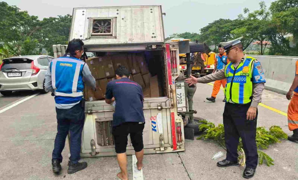 Pecah Ban di Tol Sumo, Mobil Boks Paket Terguling dan Seret Penumpang Luka