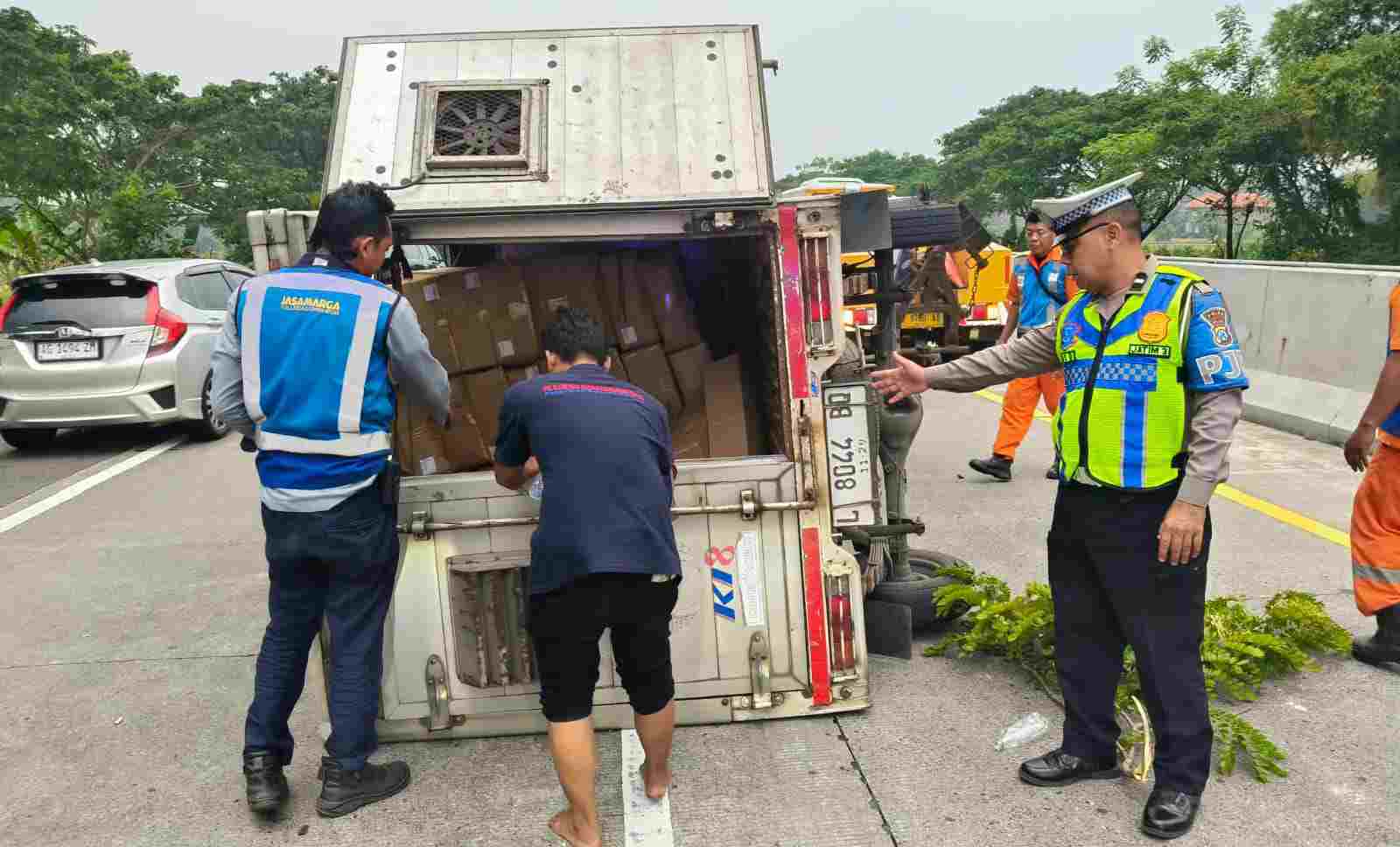 Pecah Ban di Tol Sumo, Mobil Boks Paket Terguling dan Seret Penumpang Luka