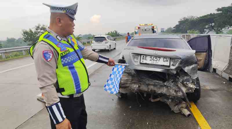 Mobil Tergelincir di Tol Sumo, Honda Accord Tabrak Guardrail Akibat Aquaplaning