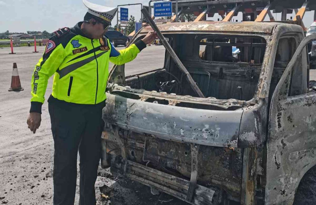 Mobil Pikap Terbakar di Exit Tol Bandar Jombang Diduga Korsleting Mesin