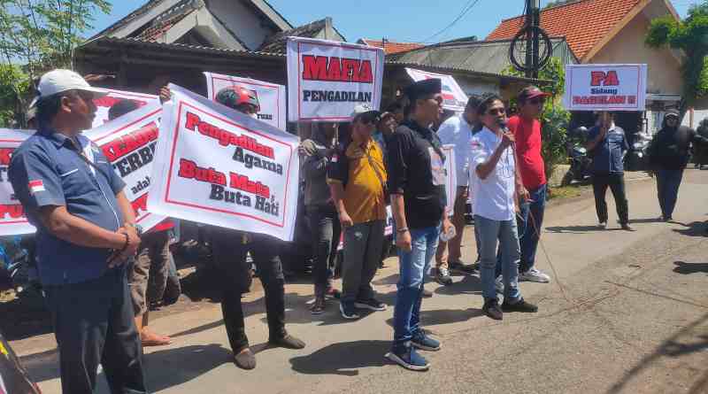 Aliansi Poros Tengah Gelar Aksi di Depan Pengadilan Agama Pasuruan, Soroti Dugaan Putusan Tak Adil Dan Proses Sidang Dagelan