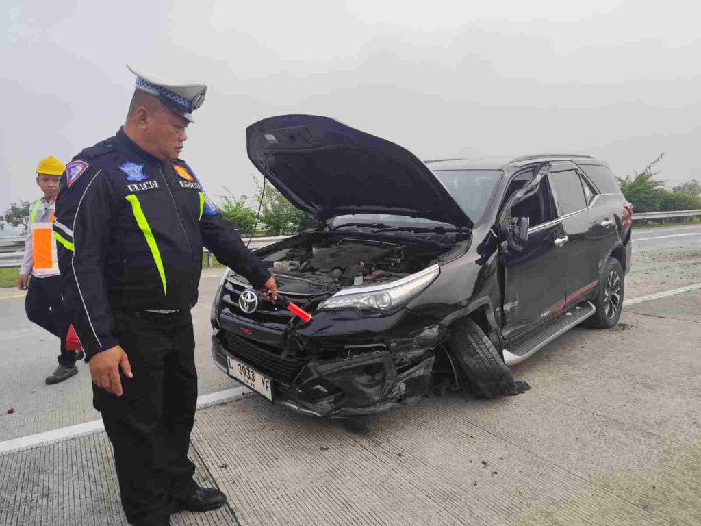 Kehilangan Kendali di Tol Jo-Mo, Fortuner Hantam Pembatas Jalan, Satu Penumpang Terluka