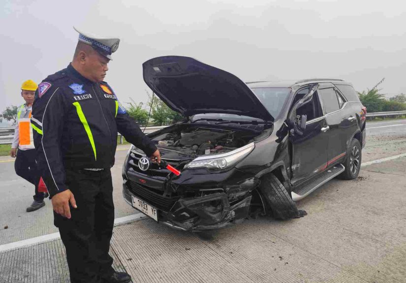 Kehilangan Kendali di Tol Jo-Mo, Fortuner Hantam Pembatas Jalan, Satu Penumpang Terluka