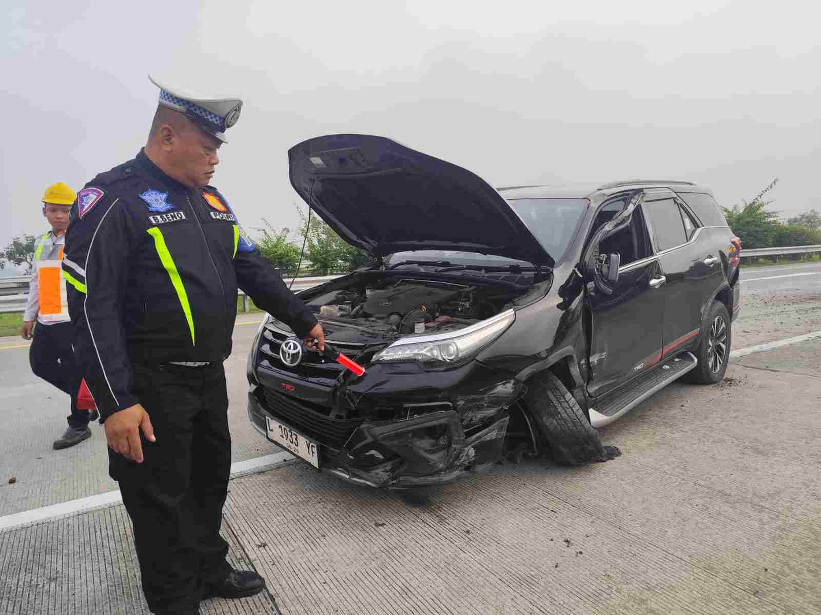 Kehilangan Kendali di Tol Jo-Mo, Fortuner Hantam Pembatas Jalan, Satu Penumpang Terluka