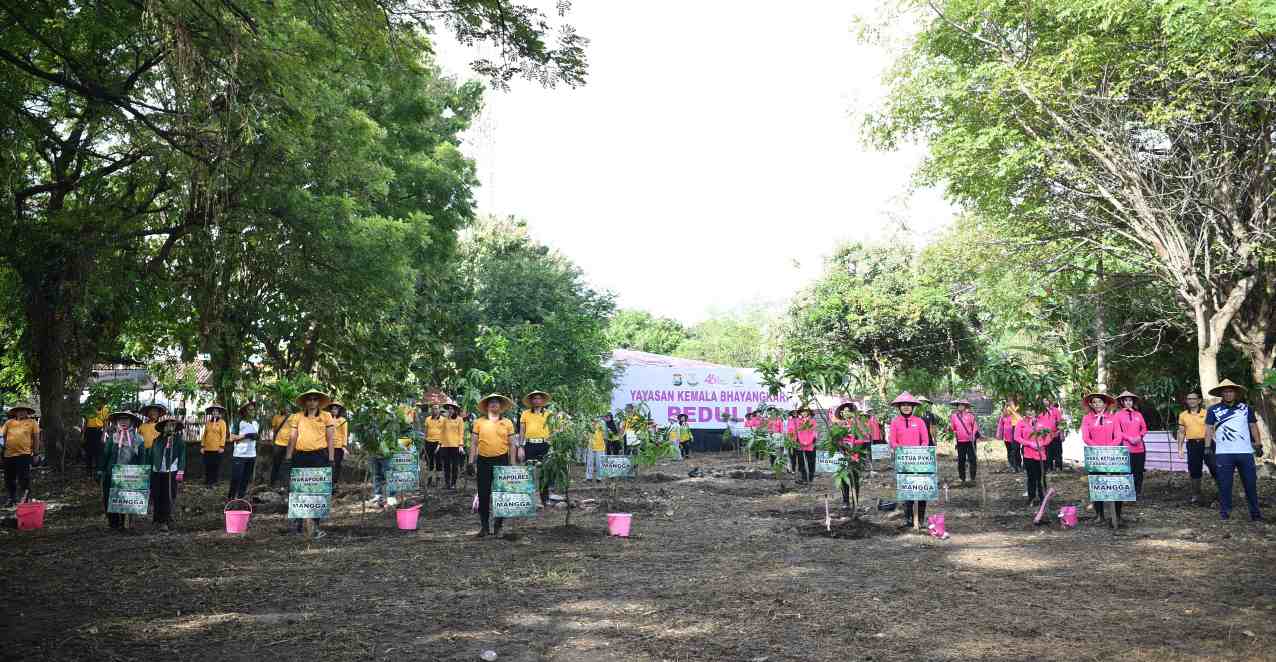 Polres Gresik dan Bhayangkari Tanam Pohon Produktif, Dorong Lingkungan Hijau dan Ketahanan Pangan