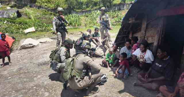 Satgas Damai Cartenz Hadir di Pengungsian Gigobak, Gelar Patroli dan Layanan Kesehatan untuk Warga Sinak