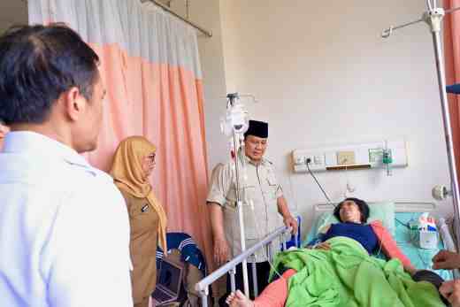 Prabowo Jenguk Korban Tabrakan KA di Bekasi, Pastikan Perawatan Optimal dan Evaluasi Total Keselamatan