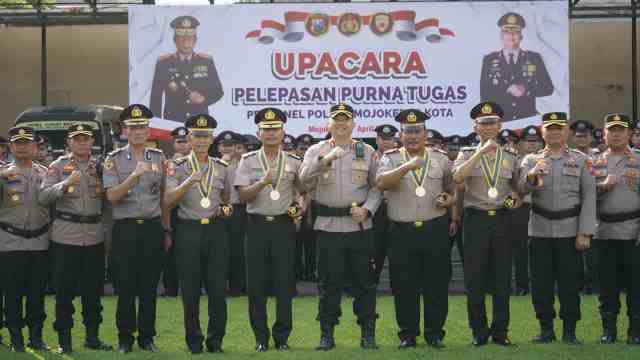 Empat Perwira Polres Mojokerto Kota Resmi Purna Tugas, Dilepas Haru dengan Prosesi Kehormatan
