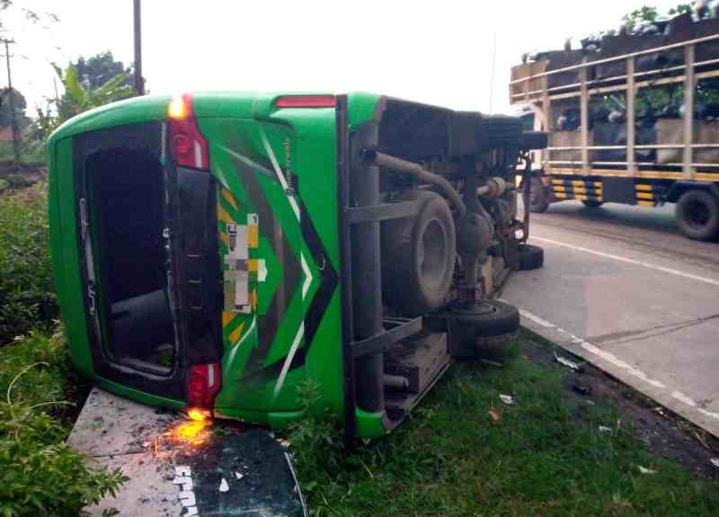 Kecelakaan di Jalan Raya Jatipelem Diwek Jombang, Elf Dengan Truk Satu Penumpang Terluka