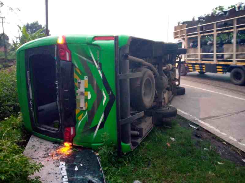 Kecelakaan di Jalan Raya Jatipelem Diwek Jombang, Elf Dengan Truk Satu Penumpang Terluka