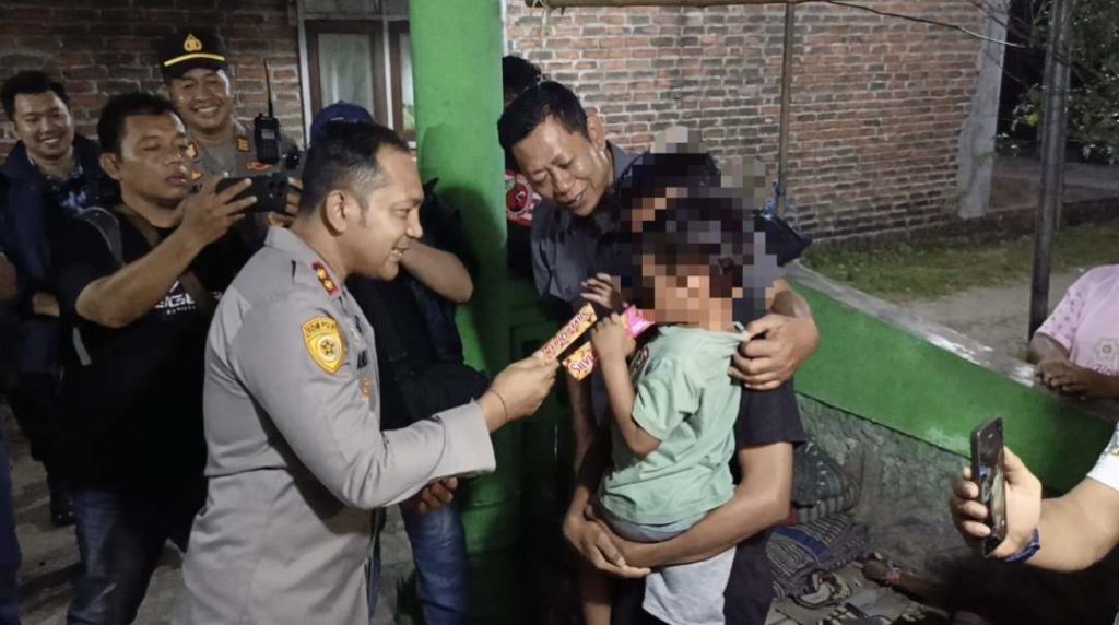 Di Tengah Duka, Tiga Anak Korban Tragedi Penganiayaan dan Pembunuhan di Mojokerto Dapat Uluran Tangan Polisi