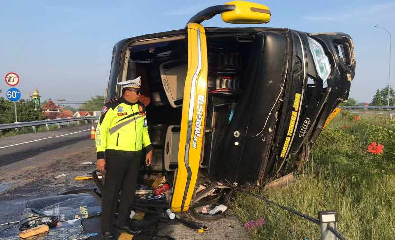 Diduga Sopir Mengantuk, Bus Sudiro Tunggal Jaya Terguling di Tol Jombang-Mojokerto