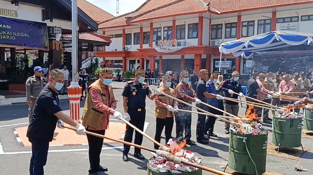 Hari Jadi ke-733, Gus Barra Pimpin Pemusnahan 11 Juta Batang Rokok Ilegal di Mojokerto